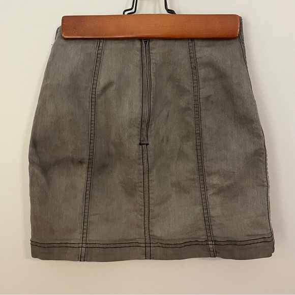 Free People Light Grey Washed / Faded Black Modern Femme Denim Skirt Size 0 - Picture 6 of 12